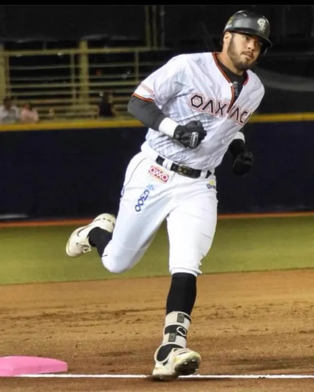 Xabi Iparraguirre running the bases in a Guerreros de Oaxaca uniform